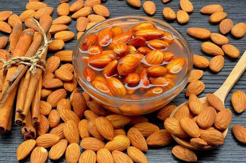 6 Health Advantages of Eating Soaked Almonds Every Day on an Empty Stomach