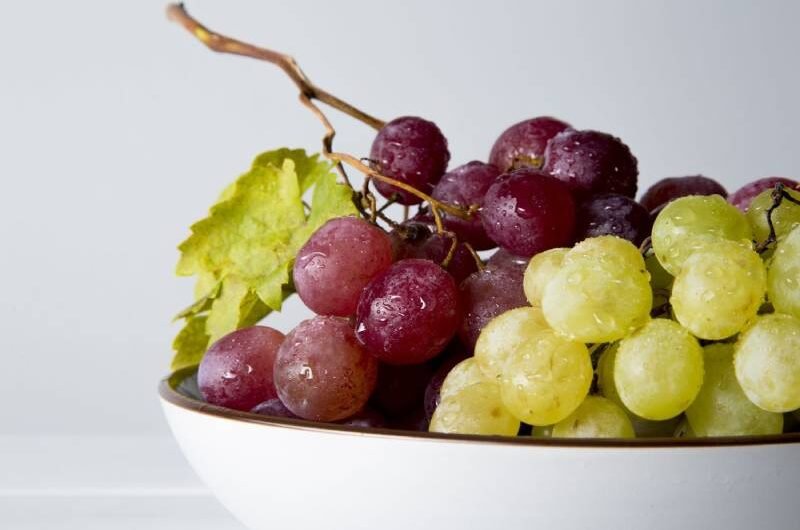 5 Healthful Reasons to Eat a Bowl of Grapes Every Day During the Summer